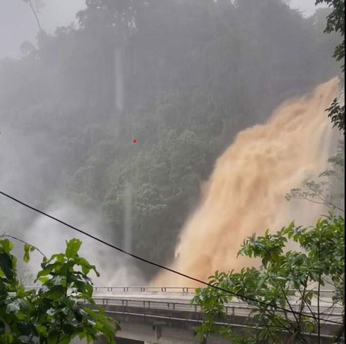 Cac thac nuoc do ve luu luong lon ben duong Ho Chi Minh doan gan deo Lo Xo, nguy co cuon troi cau duong. Anh: Thanh Tuan