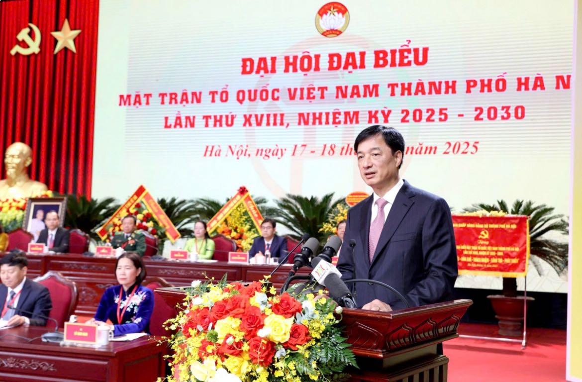 El Sr. Nguyen Duy Ngoc - Miembro del Buro Politico y Secretario del Comite del Partido de la Ciudad de Hanoi pronuncio un discurso de direccion en el congreso enfatizando que el MTTQ de la ciudad de Hanoi necesita ampliar y consolidar el bloque de gran unidad nacional. Foto: Mai Quy