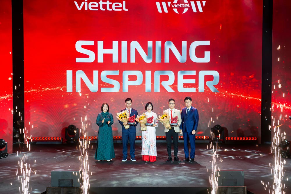 Trao tang cup tai su kien WOW Viettel – The Inspirer (Anh: Gogift)