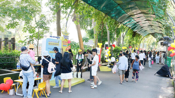 保護者と子供たちは「栄養の都」を発見することに熱心です。写真:Nutifood