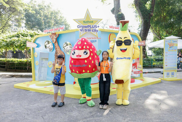 Cac be “check-in” cung ban Chuoi va ban Dau. Anh : 