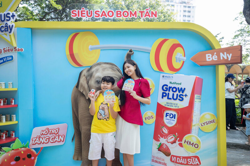 Nhieu phu huynh sau khi cho con thu da quyet dinh mua tai cho de con bo sung dinh duong hang ngay. Anh: 