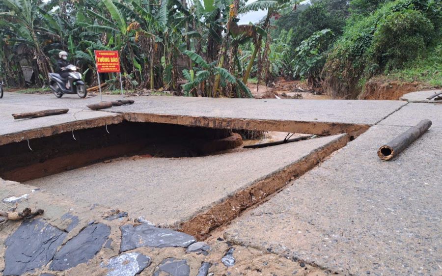 Duong be tong bi xoi lo nang phan mong. Anh: H.Nguyen