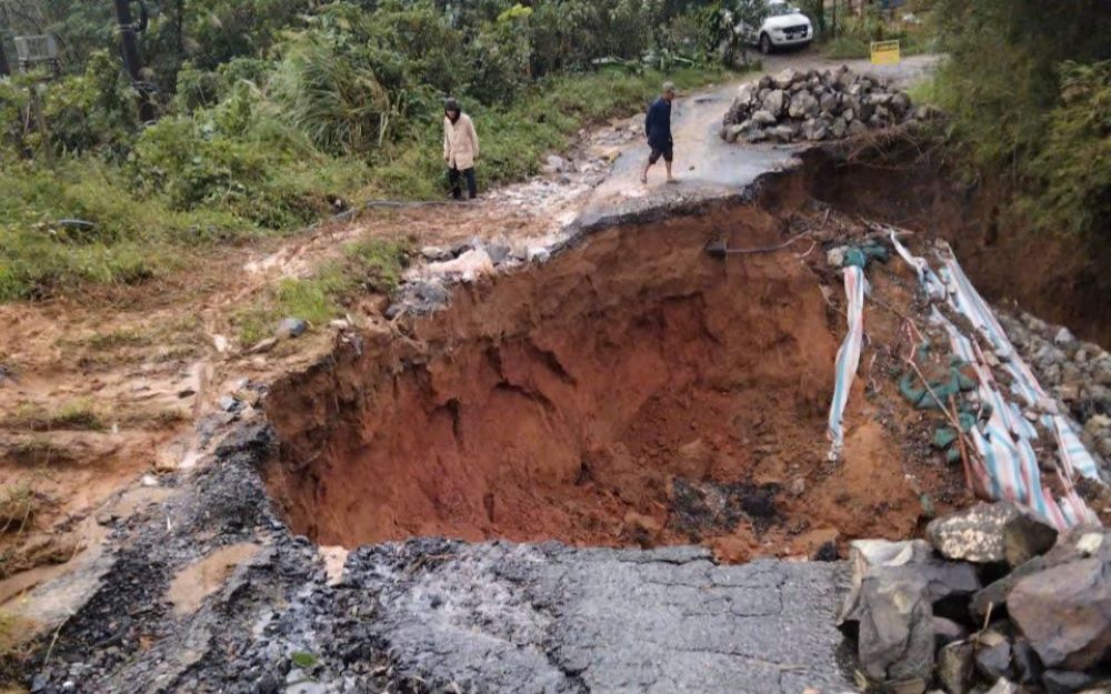 Provincial Road 587 was severely eroded. Photo: H.Nguyen