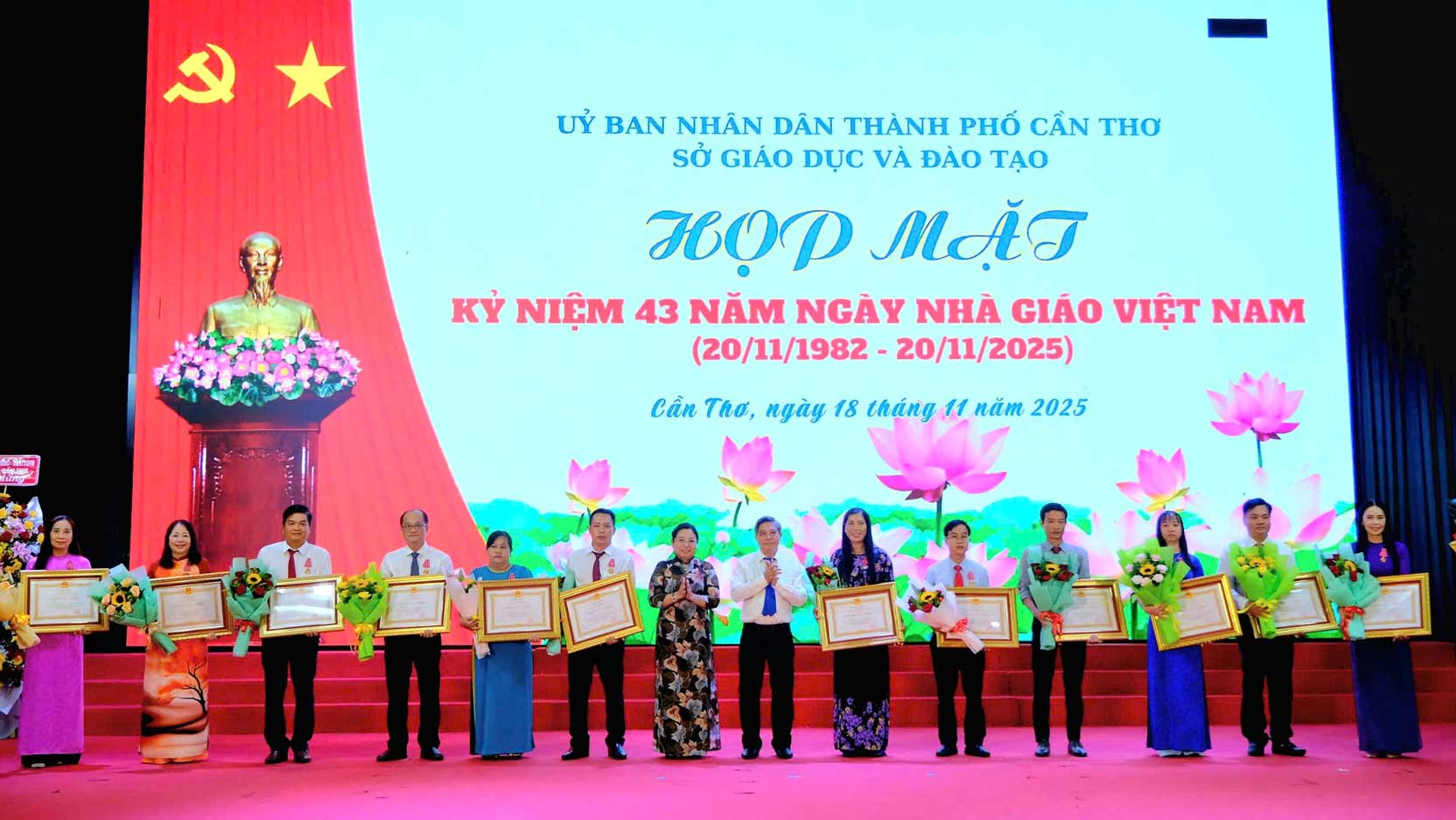 Cac nhan nhan Huan chuong Lao dong hang Ba tai buoi Hop mat. Anh: My Ly