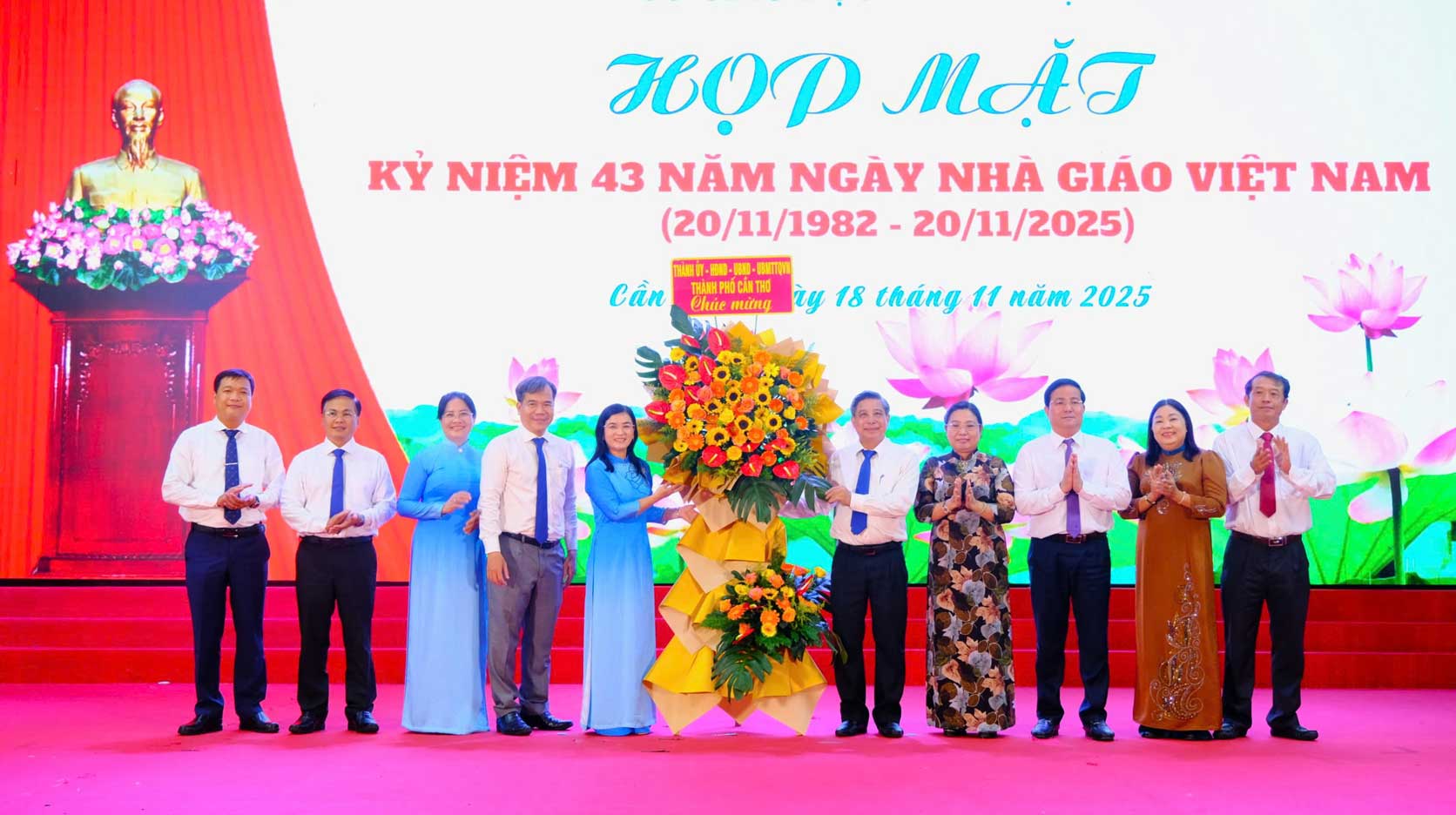 Thanh uy, HDND, UBND, Uy ban MTTQ Viet Nam TP Can Tho tang hoa chuc mung Nganh GDDT thanh pho. Anh: My Ly