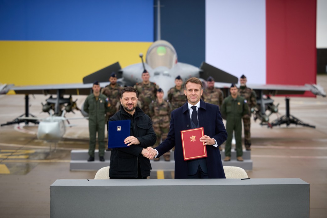 Ukrainian President Volodymyr Zelensky reached a deal to buy and sell 100 Rafale fighters with French President Emmanuel Macron on November 17. Photo: Office of the President of Ukraine