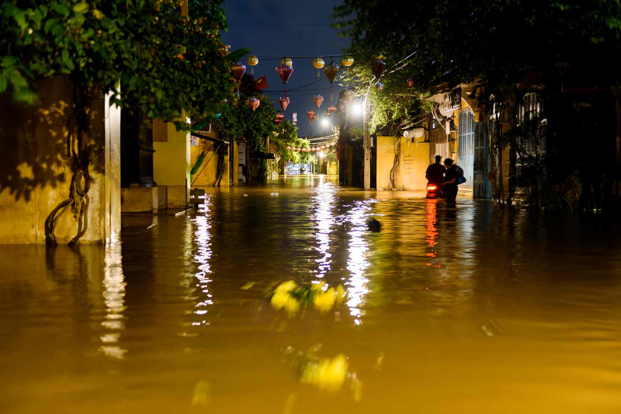 Översvämningar har sänkt Hoai-floden och flera gator som Bach Dang, Tran Phu och Nguyen Thai Hoc. Foto: Mai Quang Hien