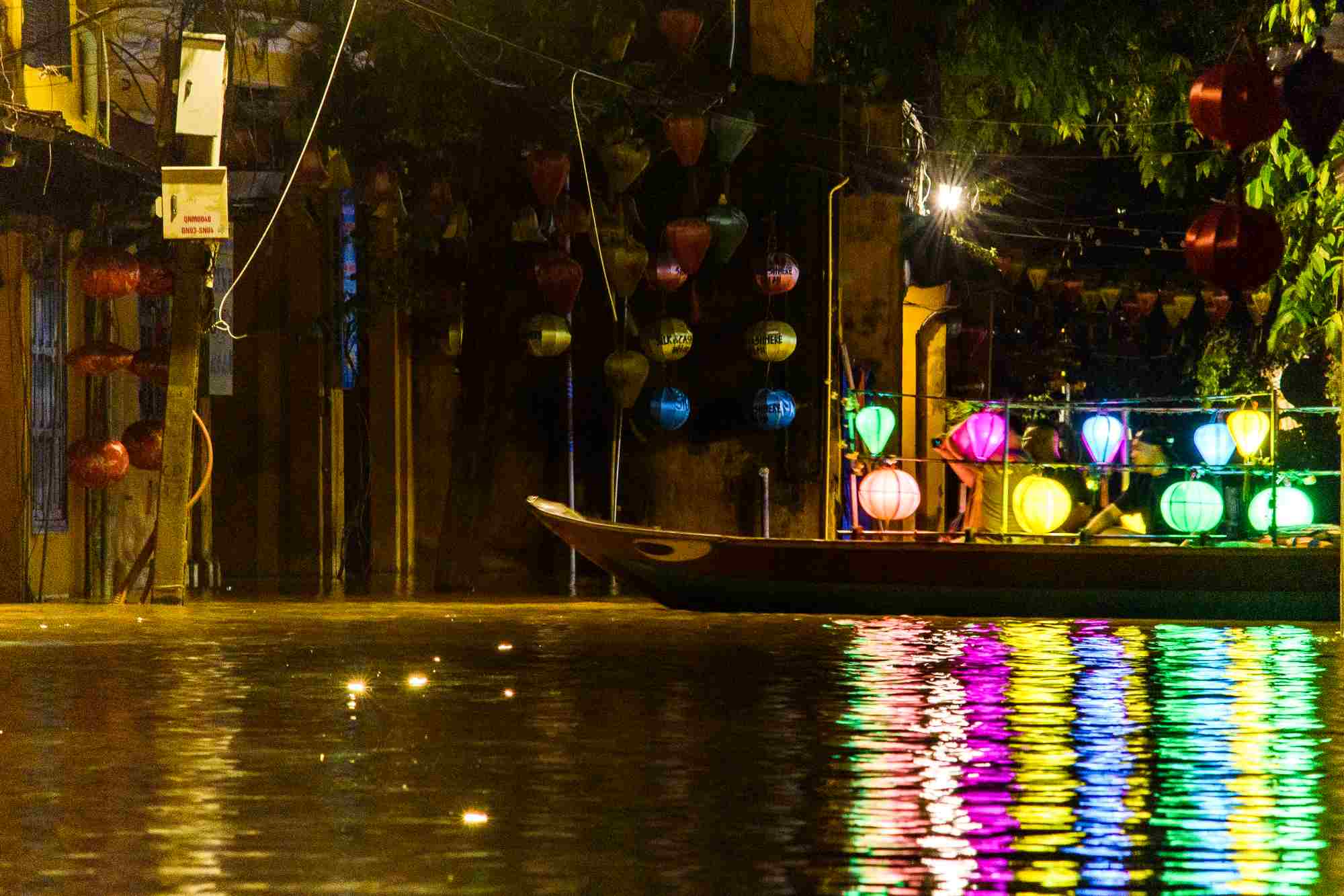 Turister flockas fortfarande till gamla stan och njuter av Hoi An med roddbåt på gatorna i hjärtat av staden. Foto: Mai Quang Hien