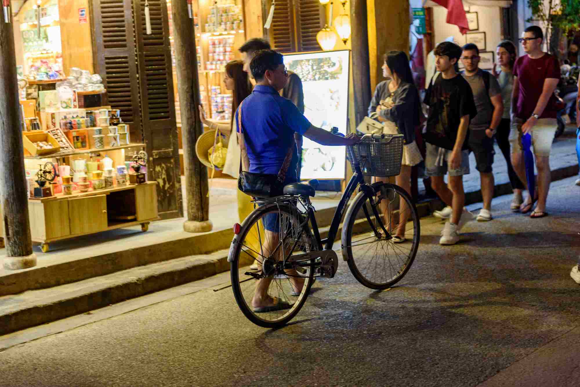 Översvämningssäsongens turism i Hoi An har länge blivit en unik produkt som lockar inhemska och utländska turister. Doften av grillad majs är fortfarande stark och tilltalande på gatorna. Foto: Mai Quang Hien