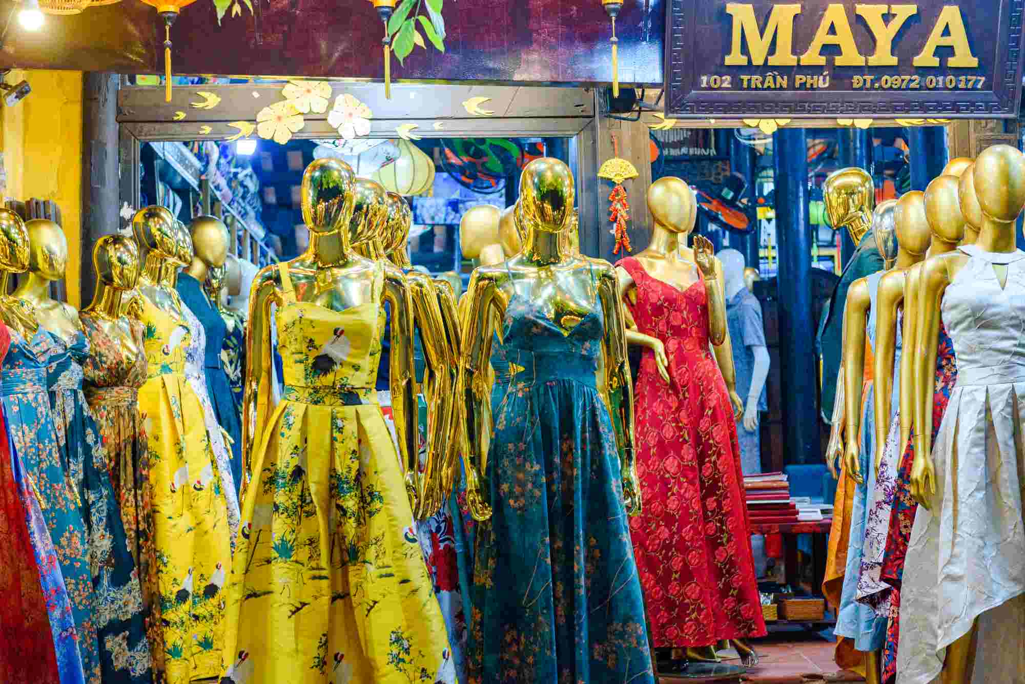 Butiker på högre höjder är fortfarande öppna för att välkomna kunder, som om de senaste översvämningarna aldrig hade inträffat. Foto: Mai Quang Hien