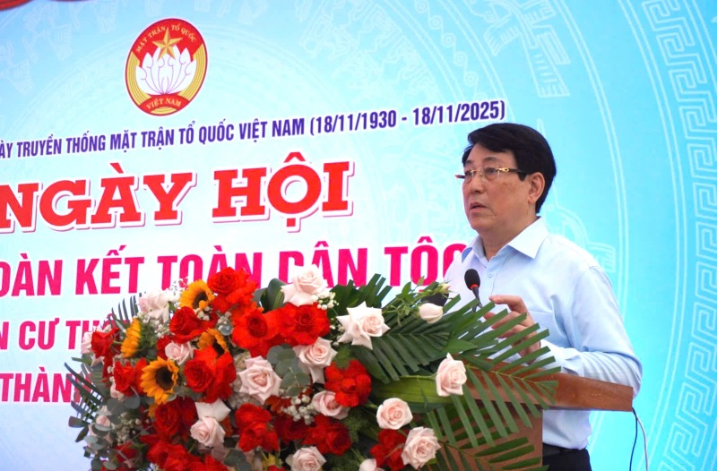 Chu tich nuoc Luong Cuong phat bieu, dong vien va chia se cung ba con thon Bao An vua trai qua thien tai. Anh: Tran Thi