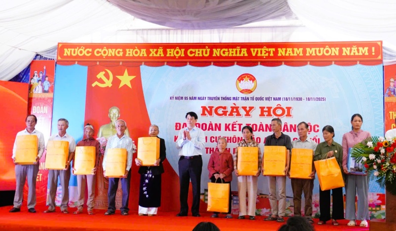 Lanh dao Trung uong trao qua bieu duong tinh than doan ket, dong vien Nhan dan vuot qua kho khan. Anh: Tran Thi