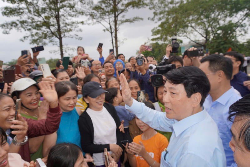 Lanh dao Trung uong trong vong tay Nhan dan xa Go Noi, Da Nang. Anh: Tran Thi