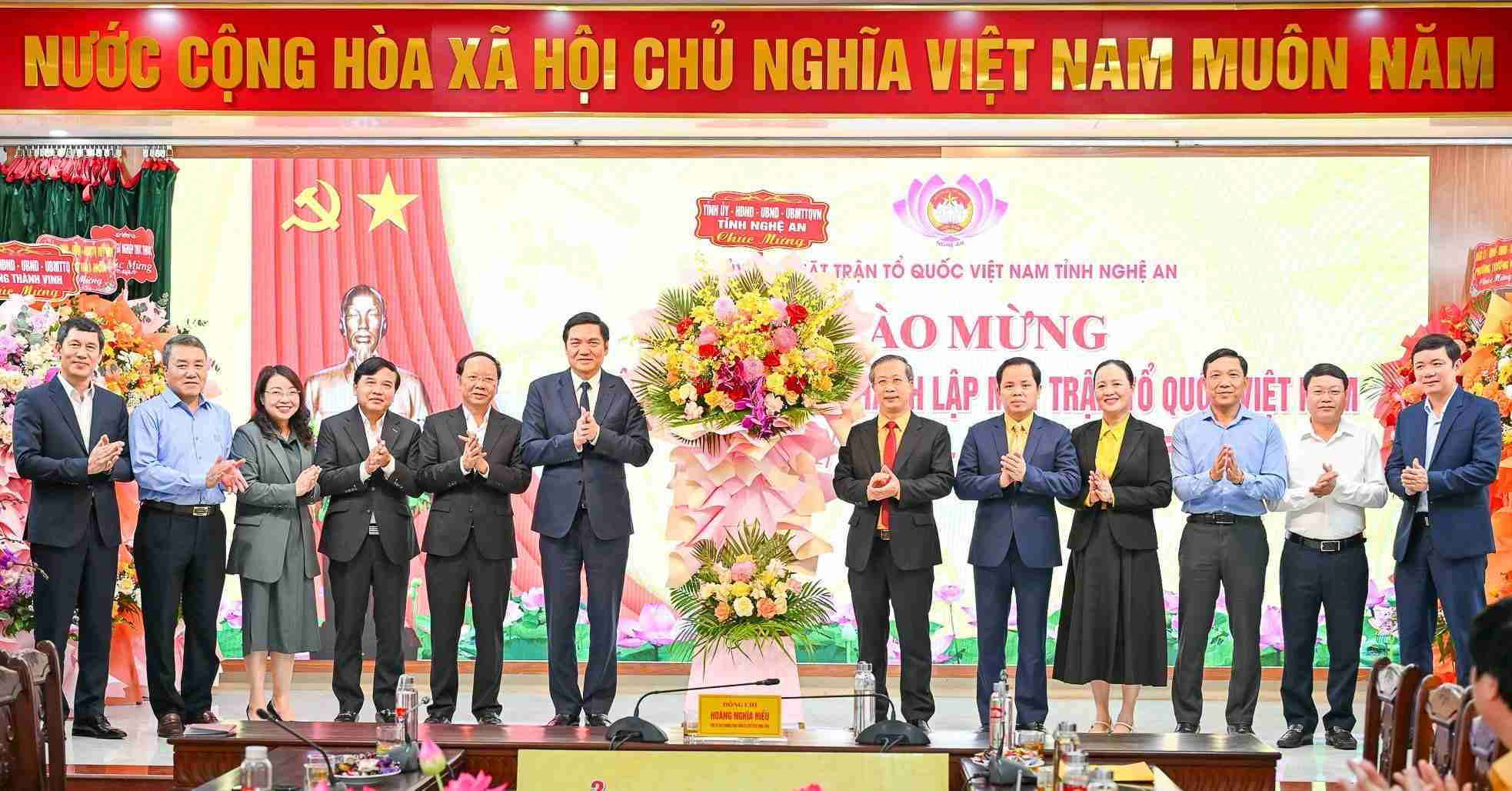 En la mañana del 18 de noviembre el Vicesecretario Permanente del Comite Provincial del Partido de Nghe An Hoang Nghia Hieu encabezo la delegacion de trabajo para felicitar al Comite Provincial del Frente de la Patria en el 95 aniversario del Dia de la Tradicion. Foto: Ngoc Anh