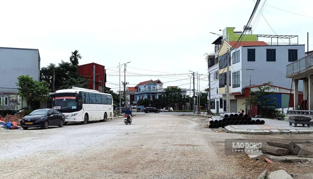 Doan dau duong Dai Thang giap duong Pham Van Dong da duoc mo rong, cho hoan thien. Ảnh: Hoang Khoi