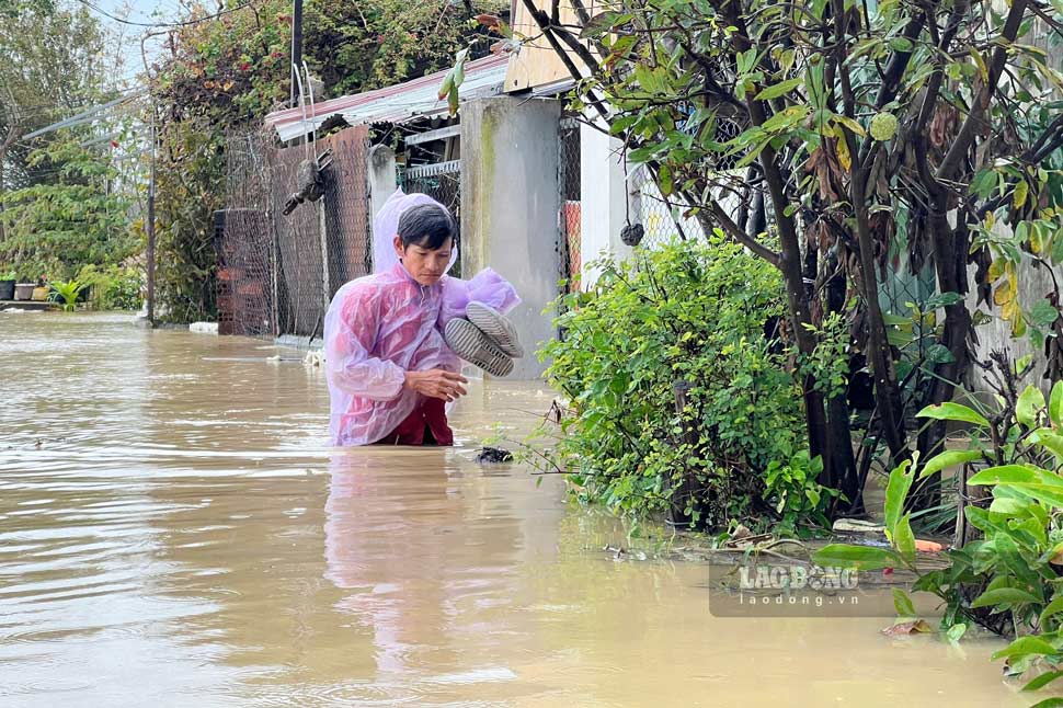 Nguoi dan khu vuc 6 (phuong Quy Nhon Dong) bi bom trong nuoc lu. Anh: Hoai Phuong