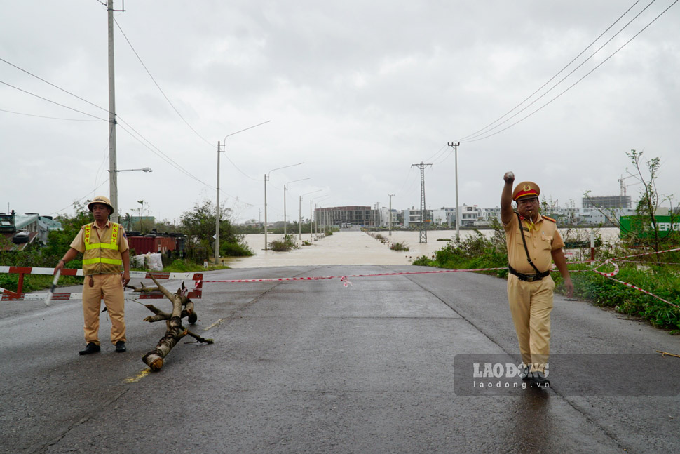 CSGT chan phuong tien luu thong qua ngam tran duong Dien Bien Phu. Anh: Hoai Phuong