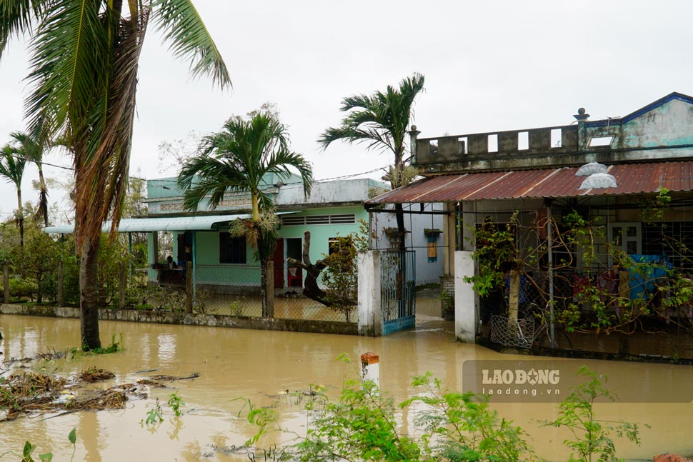 Nuoc lu tran vao nha nguoi dan o khu vuc 3 (phuong Quy Nhon Dong). Anh: Hoai Phuong