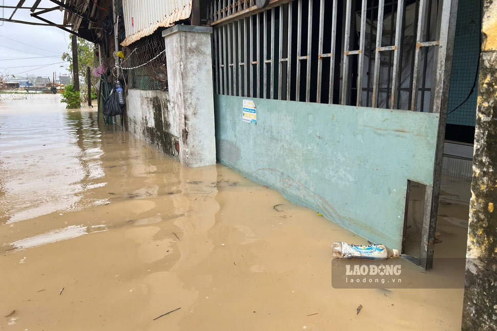 Tai to 50, khu vuc 6, phuong Quy Nhon Dong co khoang 20 nha dan bi ngap nuoc. Anh: Hoai Phuong