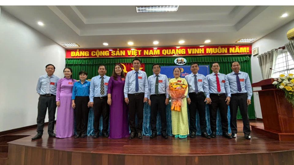 2025年から2030年までのチャビン宝くじ会社の草の根労働組合の執行委員会は、大会で記念写真を撮影した。写真: ビンロン省労働総同盟