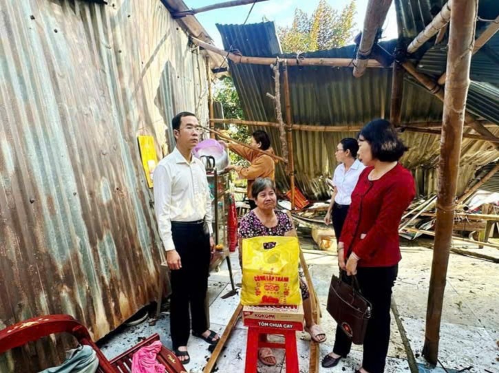 Lanh dao xa Phong Nam (TP Can Tho) den tham hoi gia dinh bi anh huong do loc xoay. Anh: Dia phuong cung cap