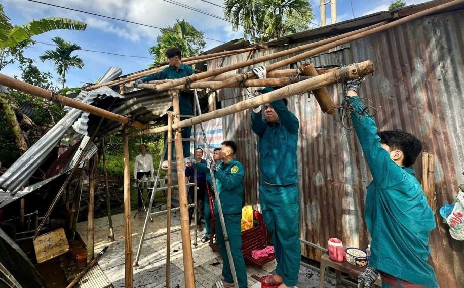 Luc luong quan su xa  Phong Nam giup nguoi dan thao do nha bi sap. Anh: Dia phuong cung cap