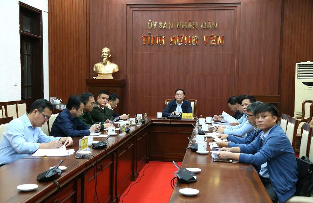 Cac dai bieu du hoi nghi tai diem cau tru so HDND-UBND tinh. Anh: Cong TTDT tinh Hung Yen  