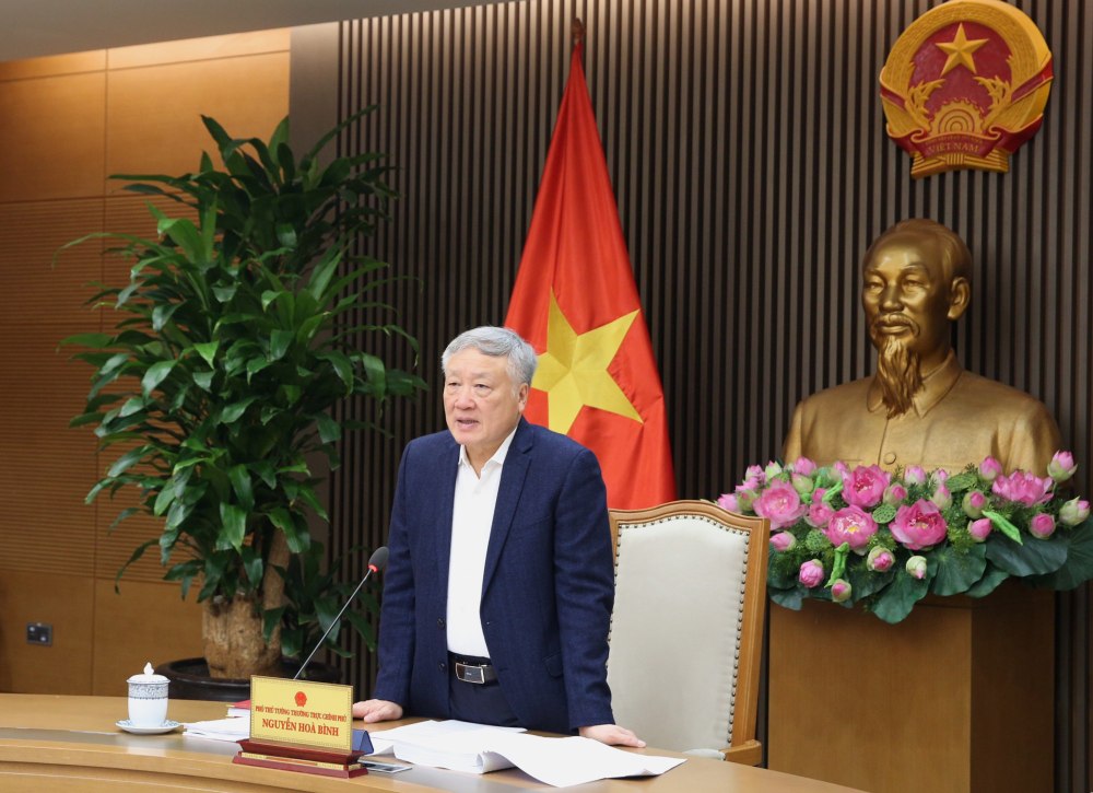 El Viceprimer Ministro Permanente Nguyen Hoa Binh enfatizo que la integracion de 3 programas y objetivos nacionales debe garantizar que los objetivos y requisitos sean mas altos y mejores para las zonas de minorias etnicas y montañosas. Foto: Nguyen Hoang