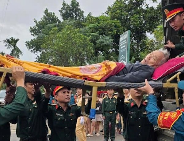 Militaire commandant van Da Nang gebruikt speciaal voertuig om mensen naar de eerste hulp te brengen