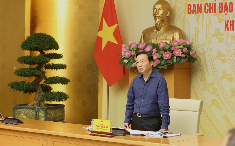 Deputy Prime Minister Tran Hong Ha assigned the Government Inspectorate to review all legal tools and sanctions for handling administrative violations of IUU fishing. Photo: VGP