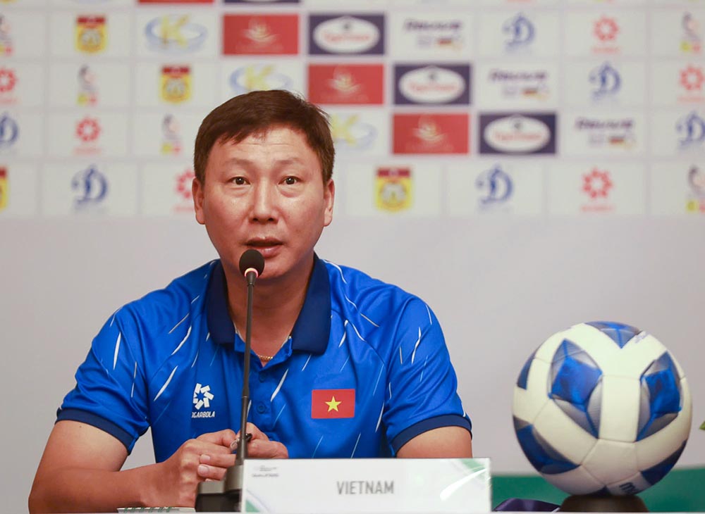 Huan luyen vien Kim Sang-sik du hop bao truoc tran dau voi doi tuyen Lao. Anh: VFF