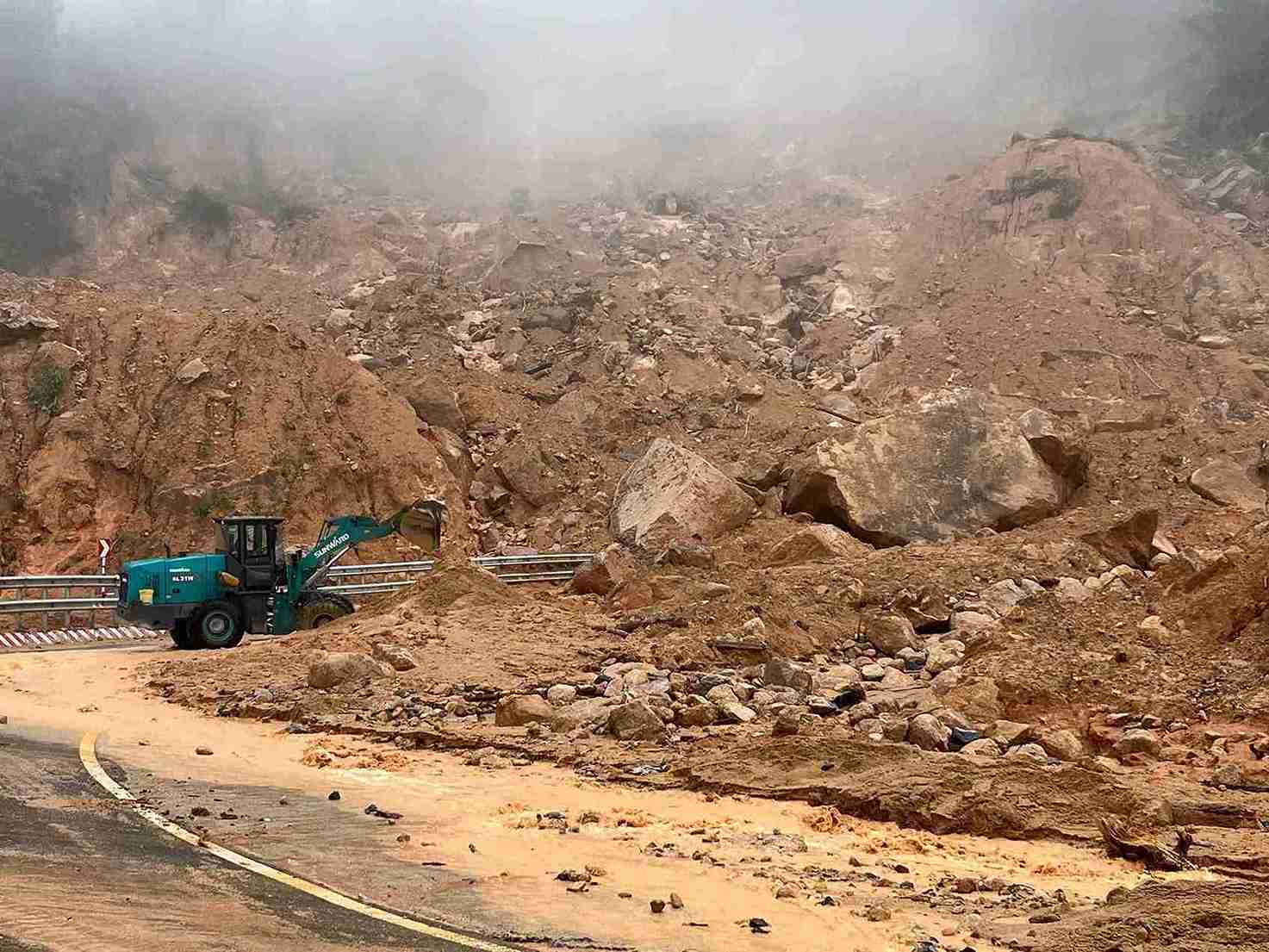 Khanh Hoa 지방 당국은 Khanh Le 고개에서 산사태로 무너진 수백 입방미터의 토석을 폭파하는 계획을 준비하고 있습니다. 사진: Huu Long