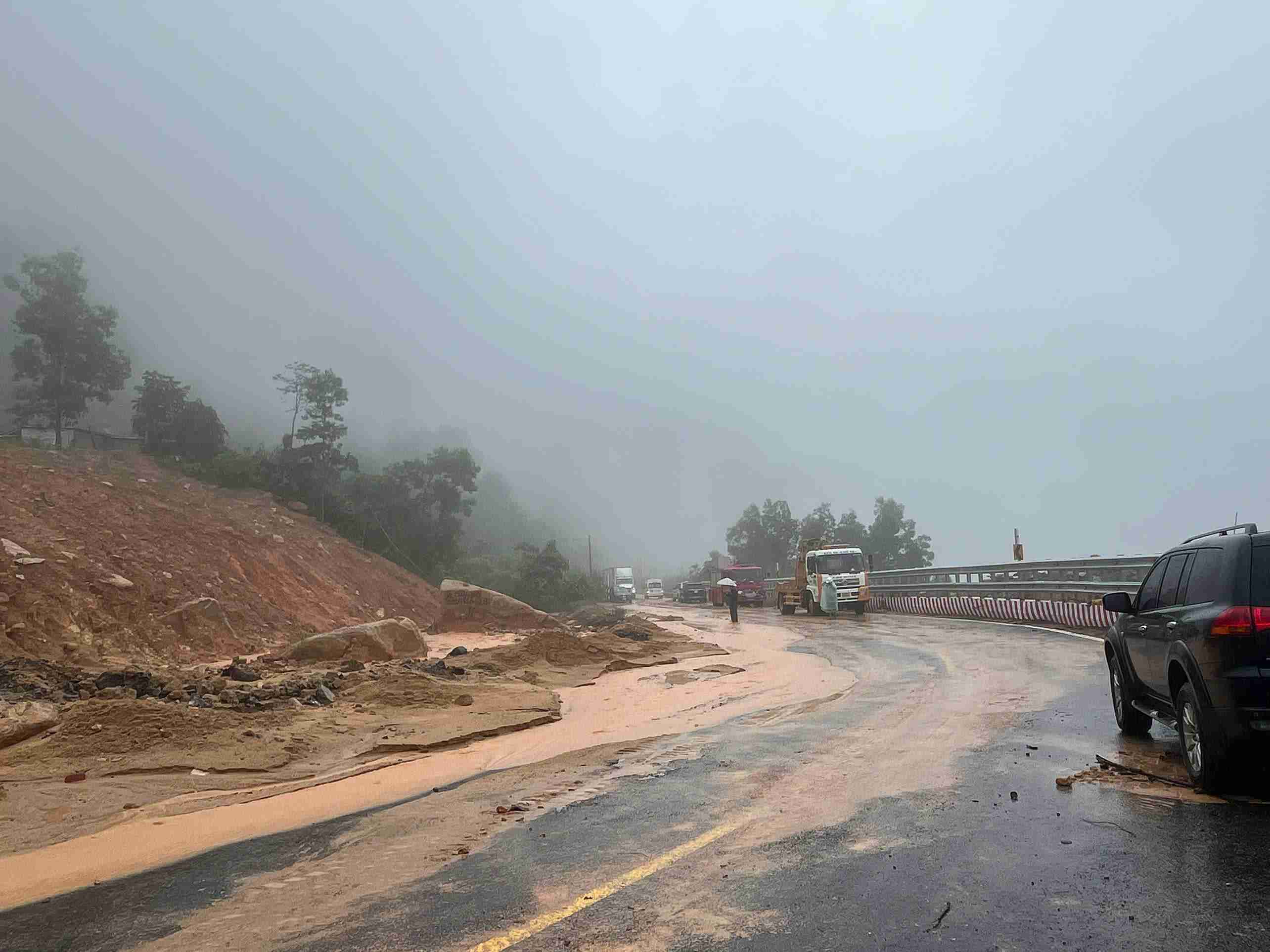 Do mua keo dai nen deo Khanh Le van xuat hien cac vu sat lo xay ra. Anh: Huu Long