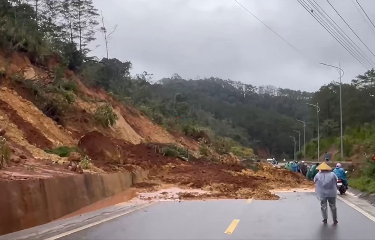Landslides occurred again on National Highway 24 through Mang Den and Kon Plong communes. Photo: Muoi Tran