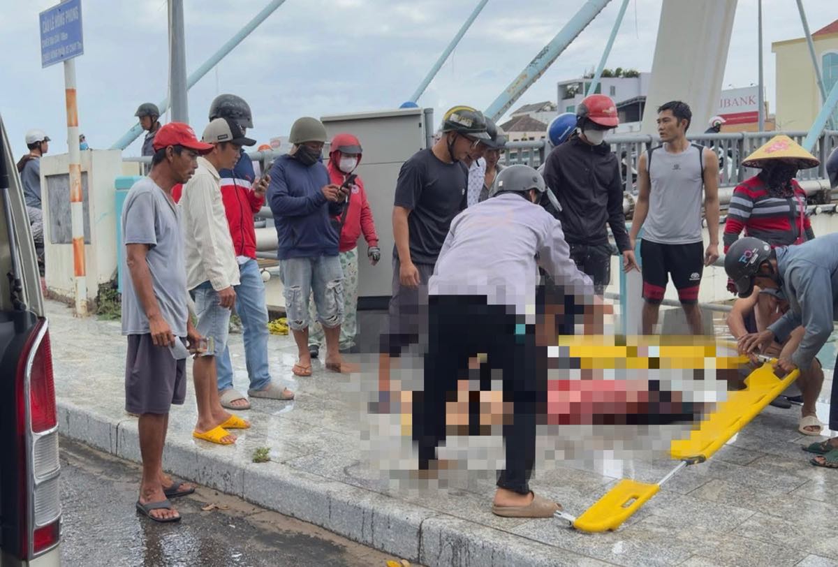 Nguoi phu nu duoc vot tu duoi song Ca Ty len bo nhung da tu vong du duoc dua di cap cuu. Anh: Duy Tuan