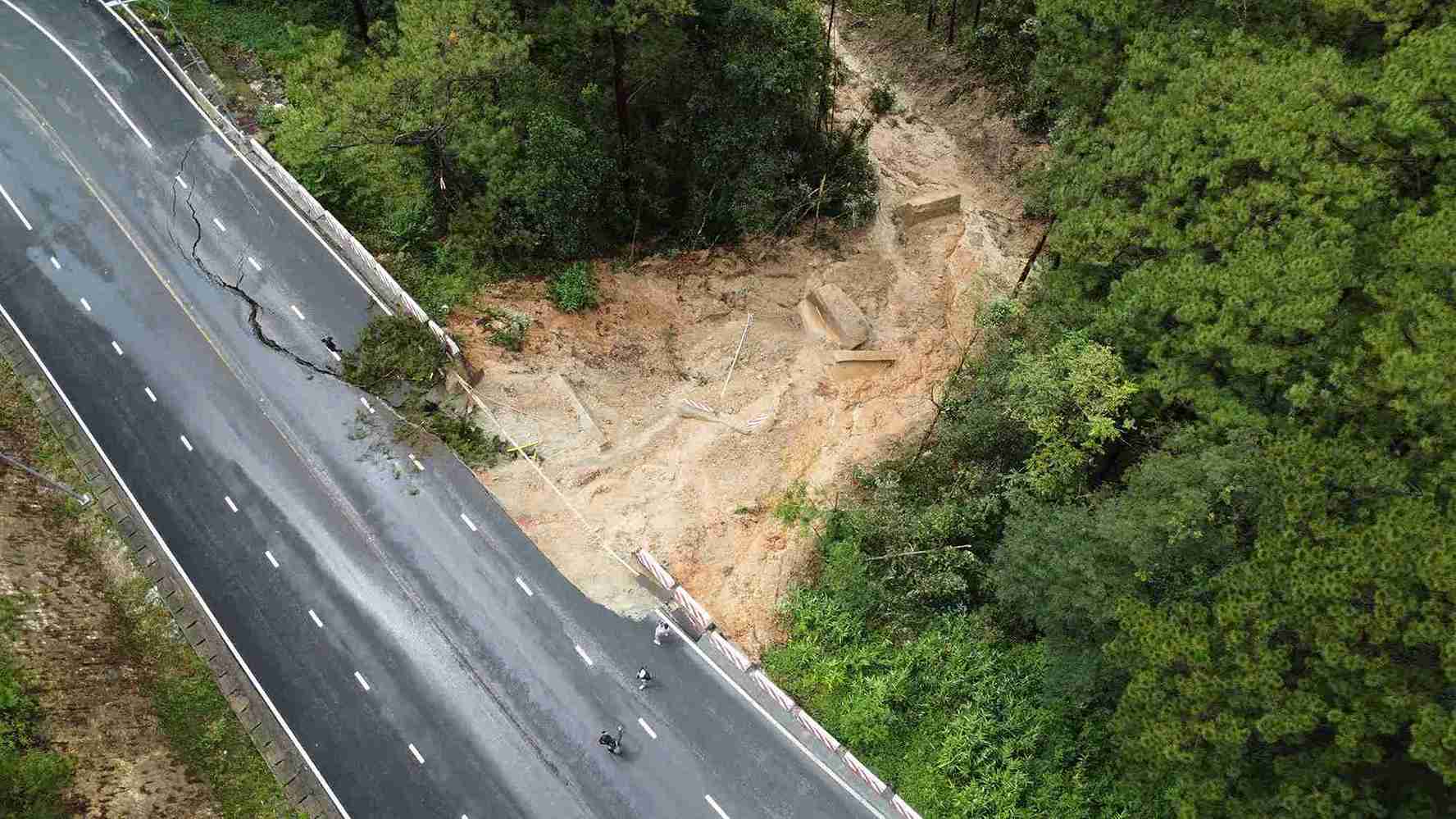 Lam Dong province has declared a natural disaster emergency due to landslides on Prenn Pass. Photo: Phuc Khanh