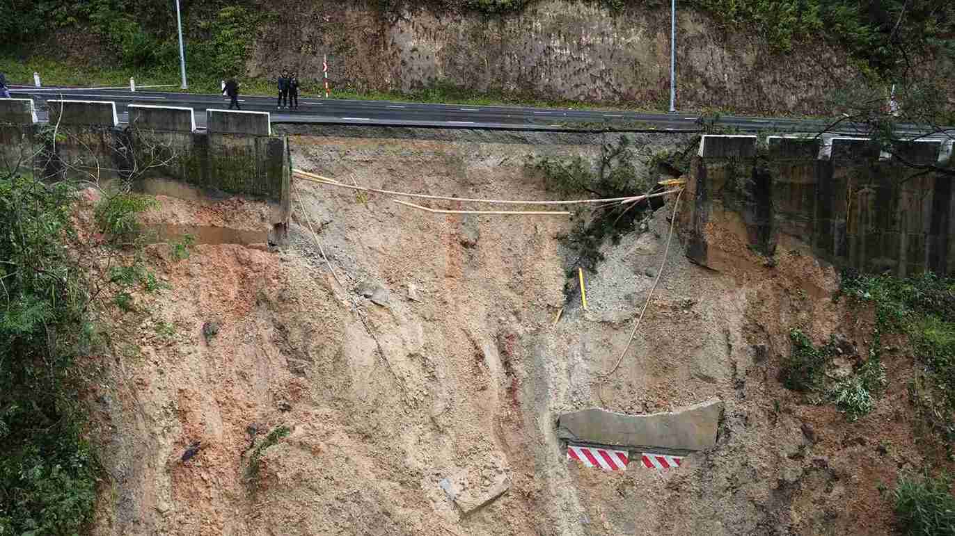 Bo taluy am tai vi tri sat lo bi xo do troi hang chuc met. Anh: Phuc Khanh