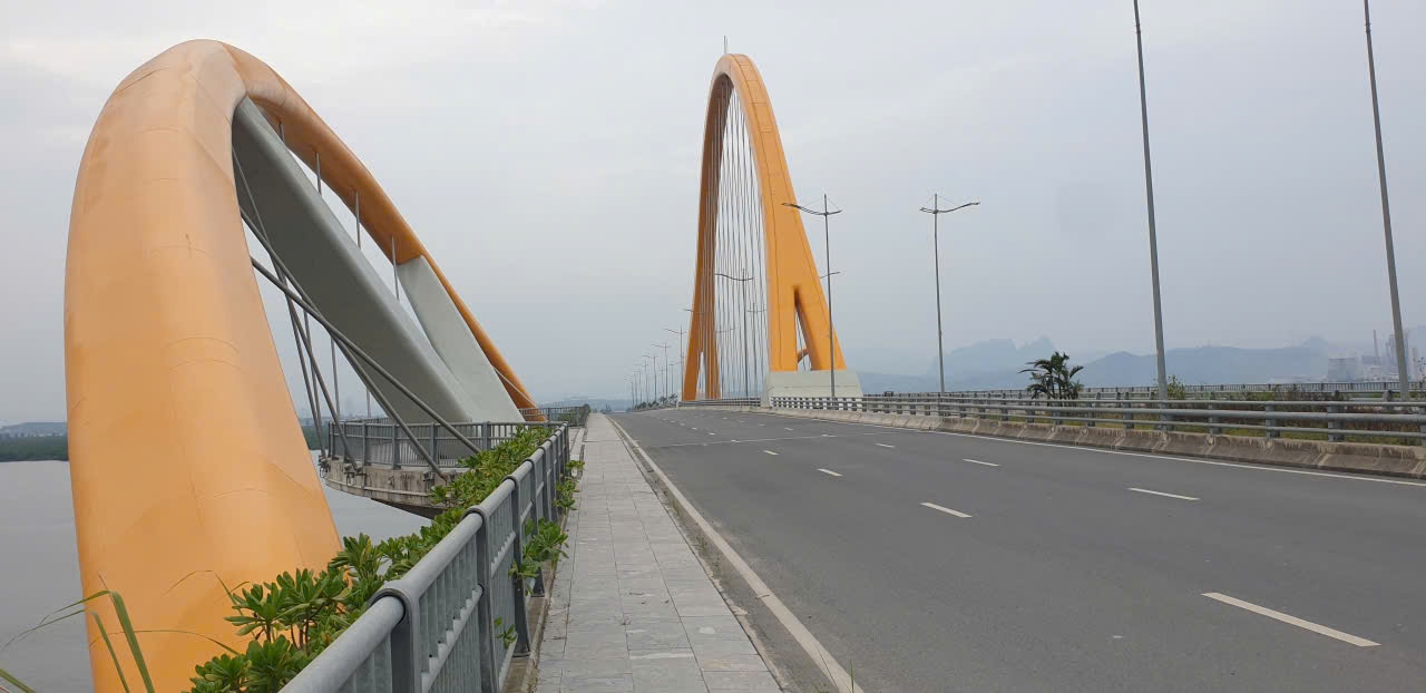 Cau Binh Minh - cay cau thu 2 bac qua vinh Cua Luc. Anh: Nguyen Hung