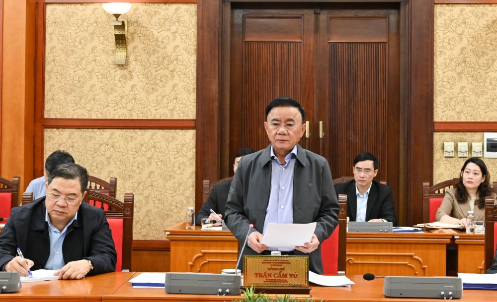 Politburo member, Standing member of the Secretariat Tran Cam Tu - Head of the Organizing Committee for the 14th National Party Congress - gave a speech at the meeting. Photo: Kim Thanh