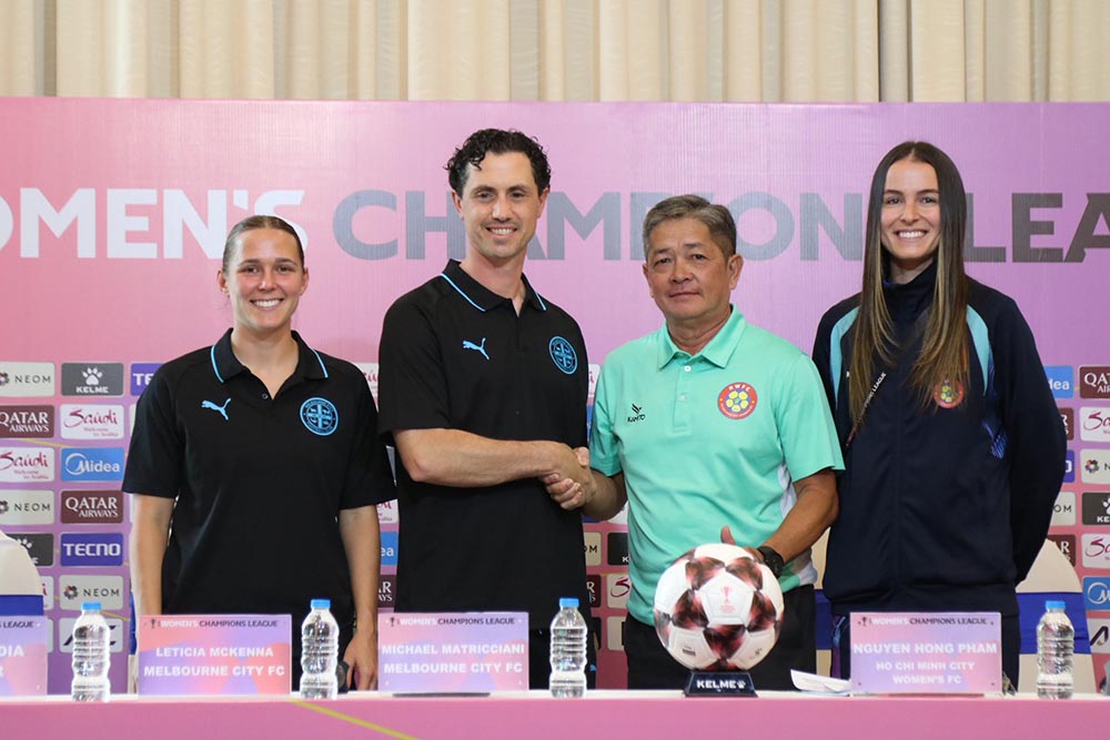 호치민시 대 멜버른 시티 경기 전 기자 회견에서 Michael Matricciani 감독(왼쪽)과 Nguyen Hong Pham 감독. 사진: VFF