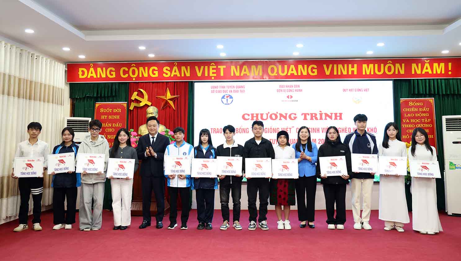 Leaders of Nhan Dan Newspaper awarded scholarships to poor students who overcame difficulties. Photo: Duc Thang.