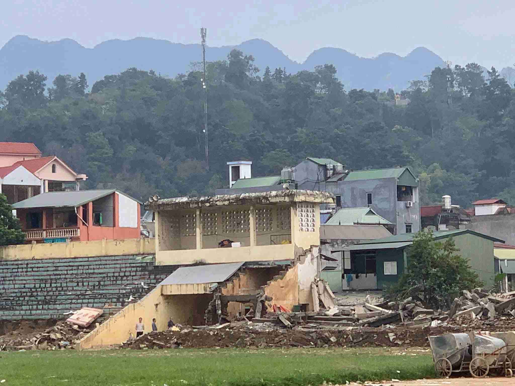 May moc tien hanh pha do 2 khu vuc khan dai. Anh: Huy Thien