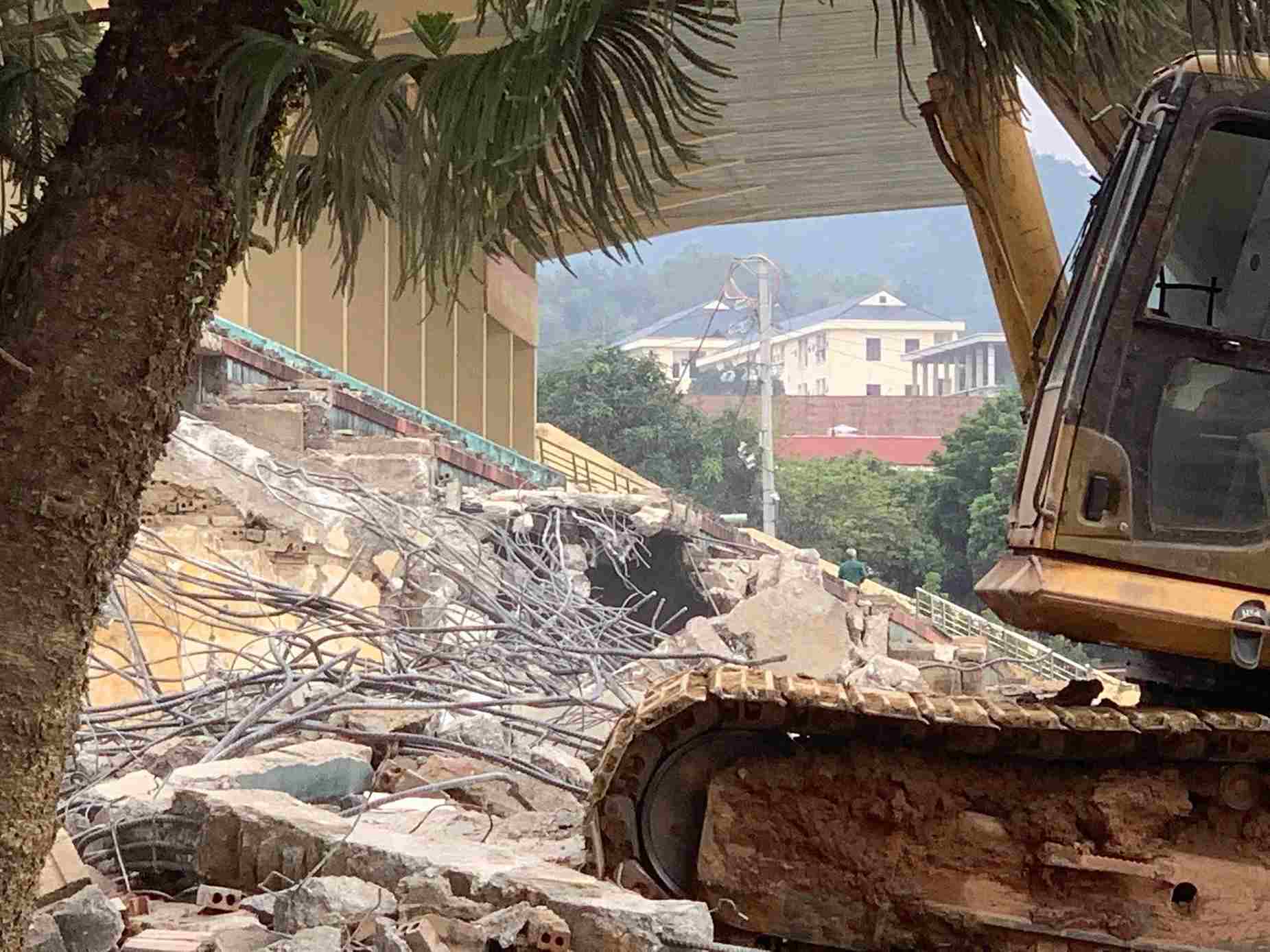 Can canh pha do cong trinh. Anh: Hoai Nam