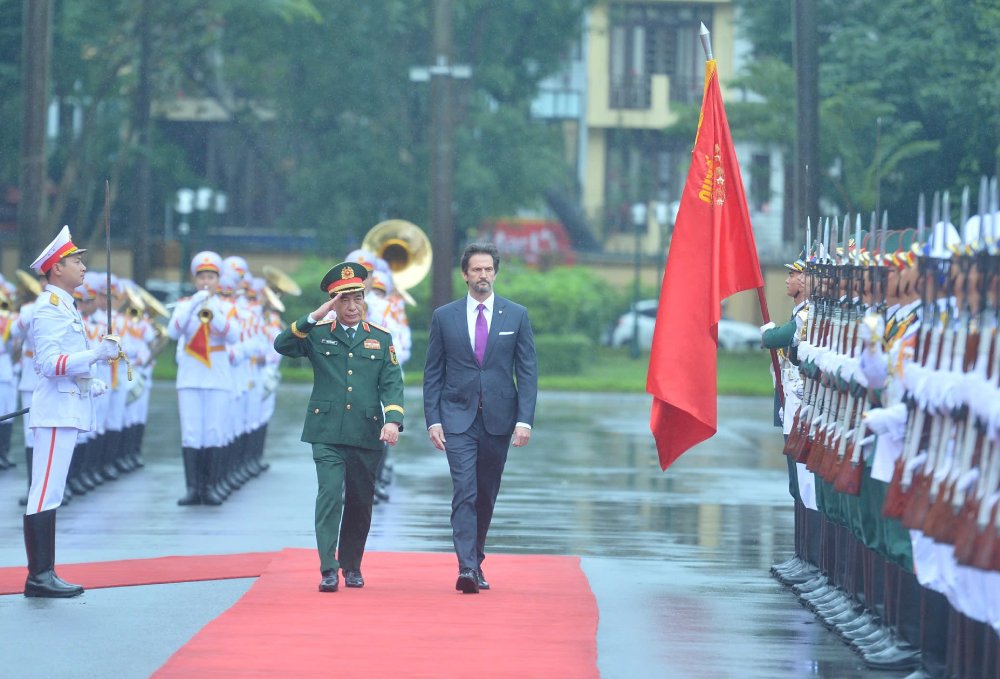 General Phan Van Giang - Minister of National Defense of Vietnam - presided over the official welcoming ceremony for Slovakian Deputy Prime Minister and Minister of National Defense Robert Kalinak. Photo: Ai Van
