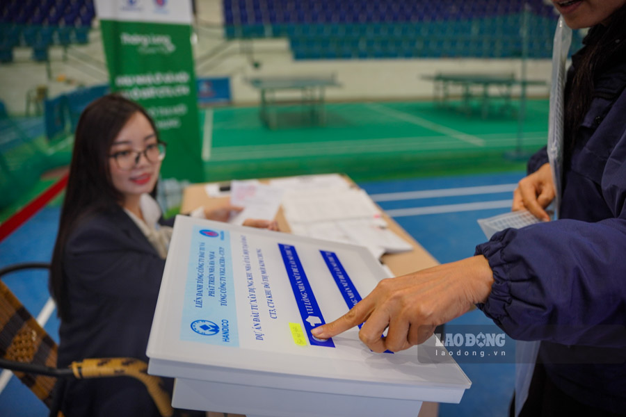 Close-up of the process of pressing the button to get the number of applications for social housing in Hanoi