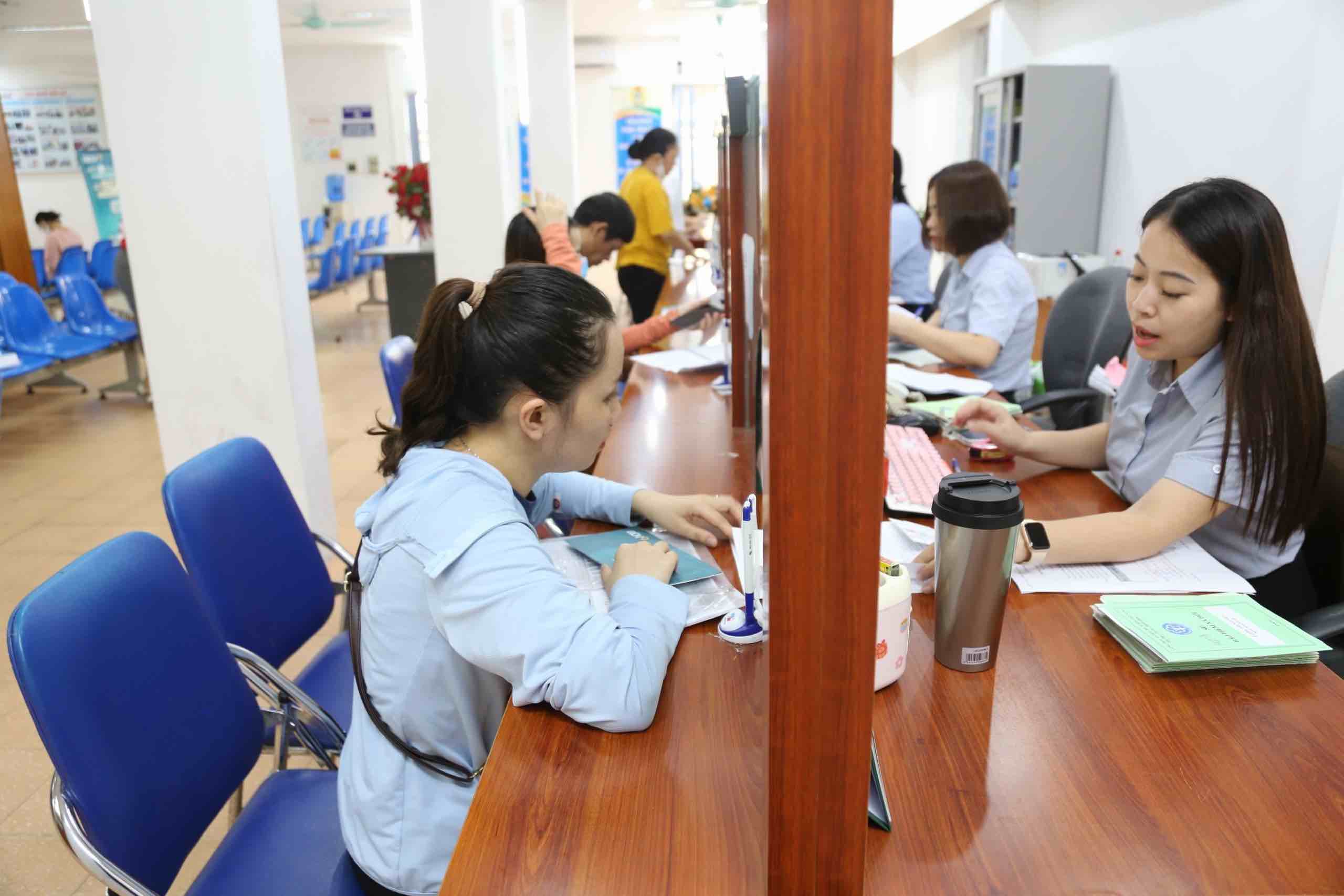 The issue surrounding salary reform has received much attention from cadres, civil servants and public employees in the public sector. Photo: Huong Nha