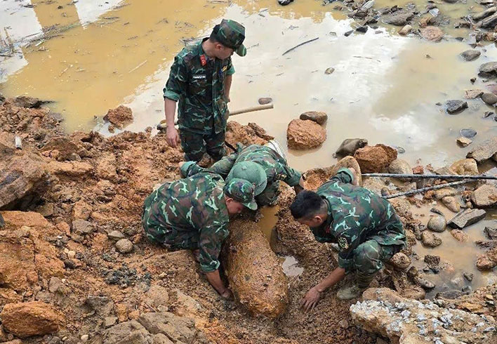 디엔비엔성 므엉루언브라 사회에서 홍수 피해 복구 중 폭탄 발견. 사진: 디엔비엔성 군사령부