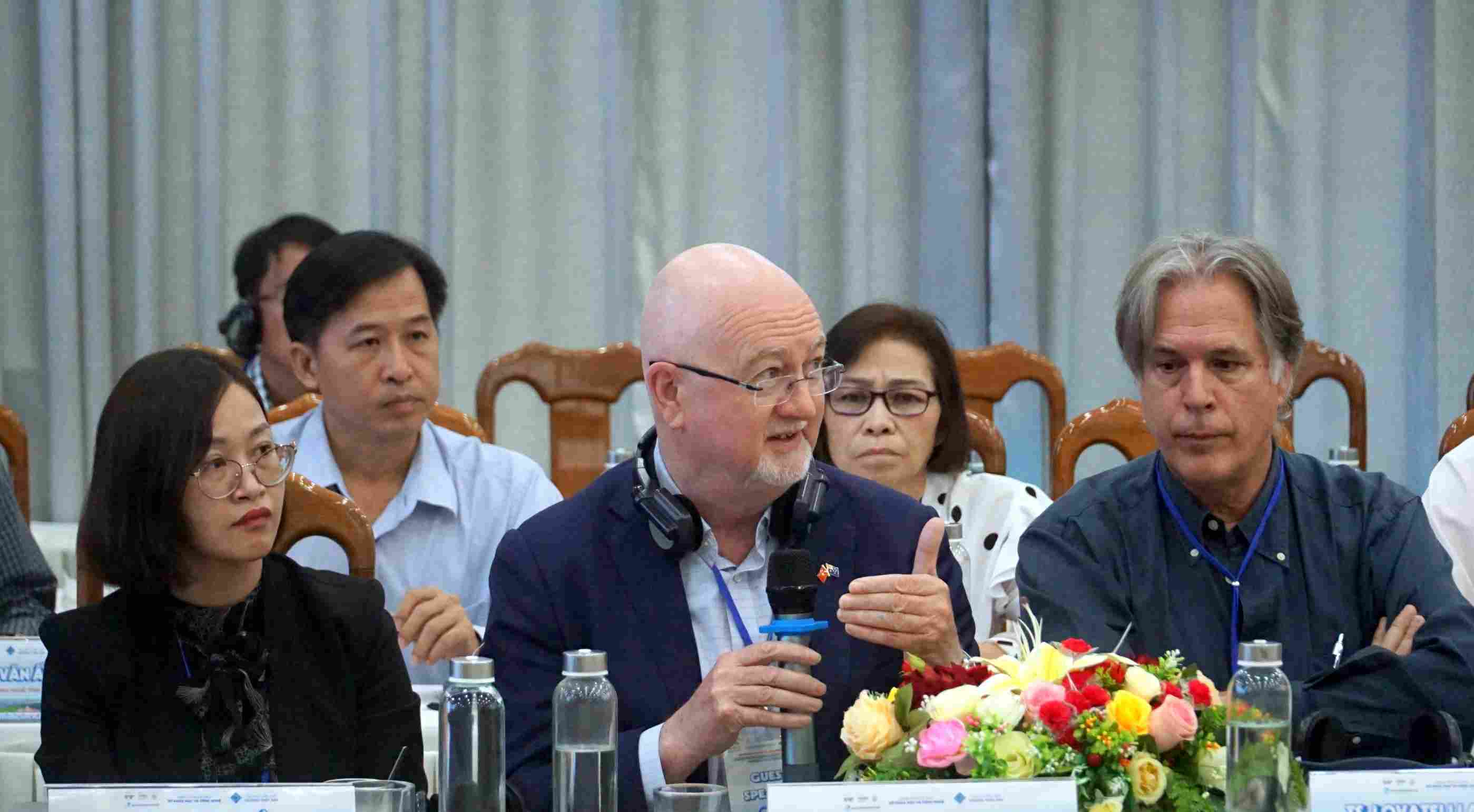 Cac dien gia tra loi cau hoi cua cac dai bieu ve nganh cua Viet Nam va cua Ca Mau. Anh: Nhat Ho