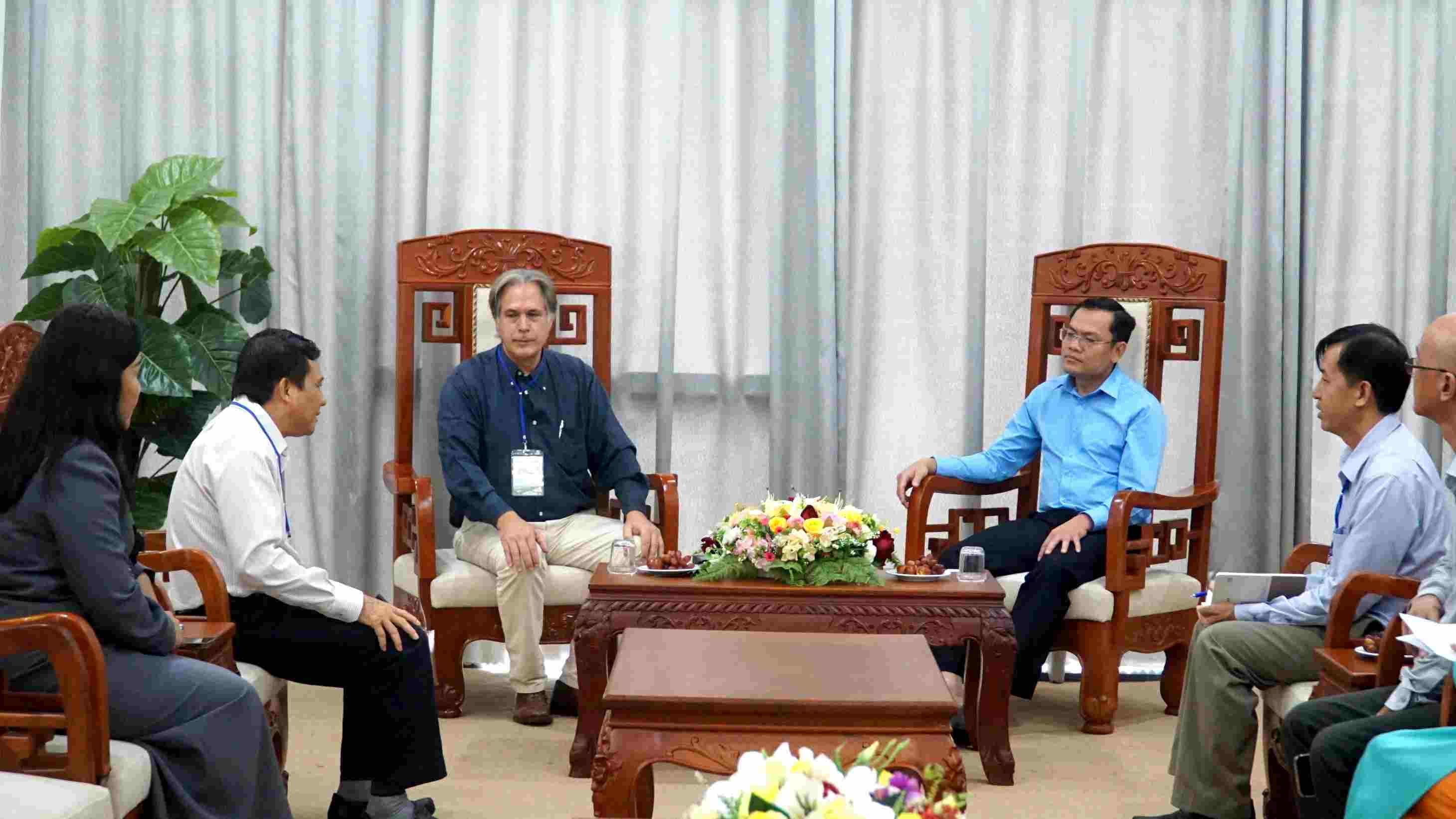 Ben le Hoi thao, Pho chu tich UBND tinh Ca Mau Ngo Vu Thang lam viec voi TS. Lovatelli Alessandro, chuyen gia thuy san, To chuc Luong nong quoc te (FAO) ve hop tac phat trien ben vung nganh cua Ca Mau. Anh: Nhat Ho